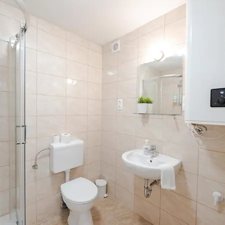 Hangulatos, Modern Apartman A Part Koezeleben Apartmán *